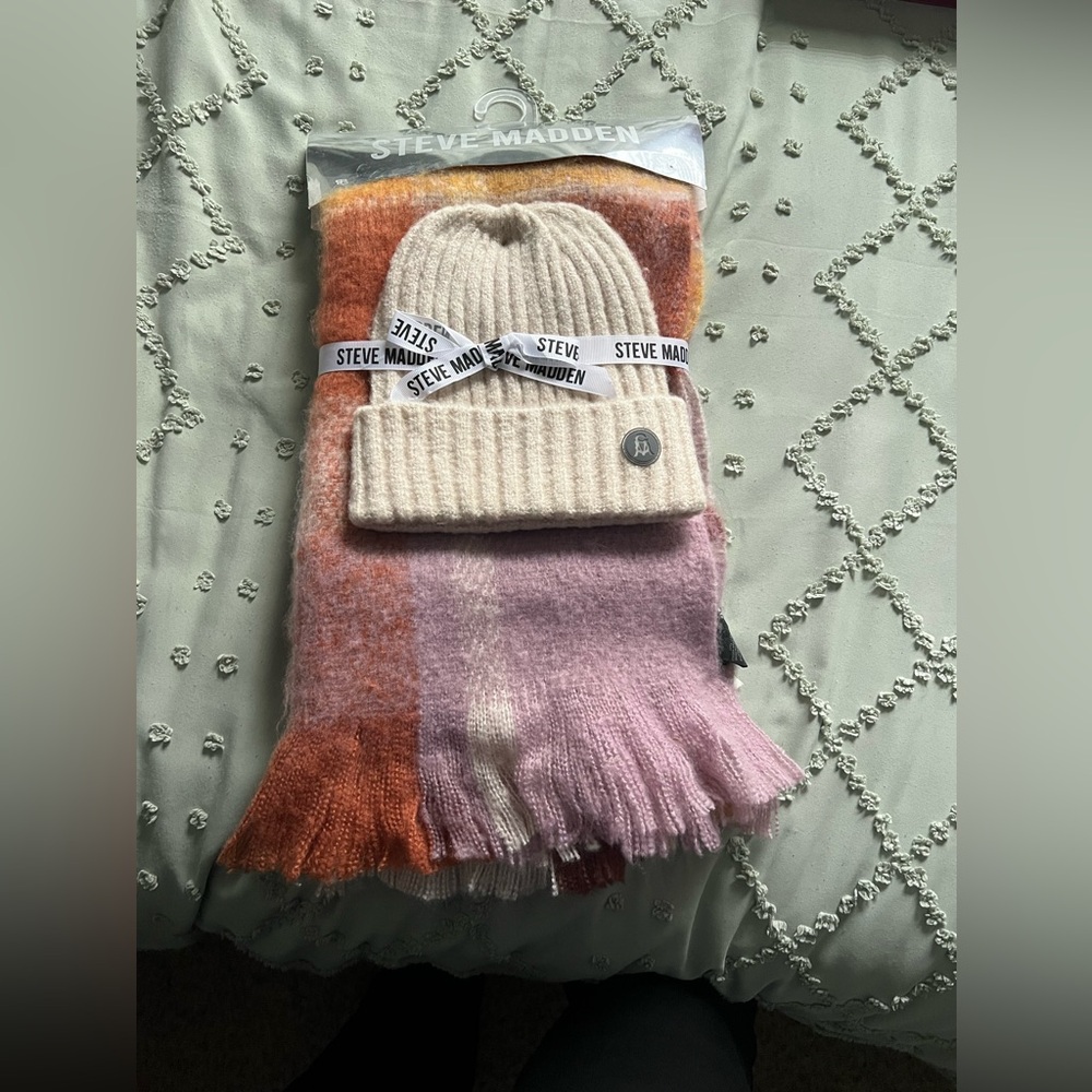 Steve Madden Hat and scarf gift set